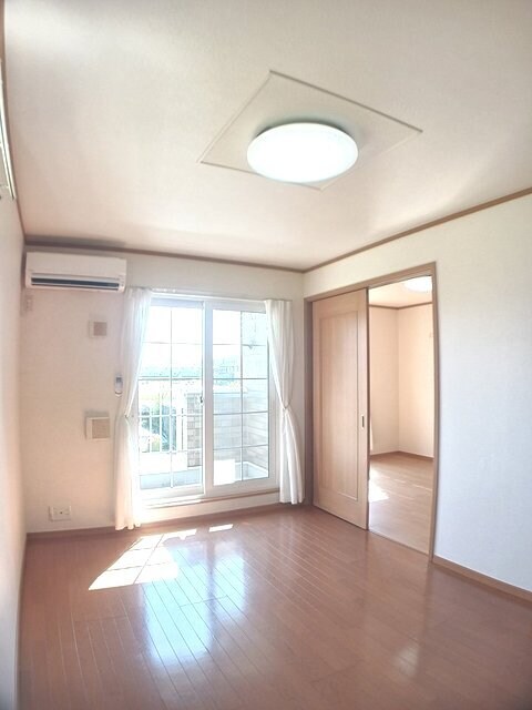 物件内観写真4　(居室・リビング)