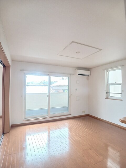 物件内観写真4　(居室・リビング)