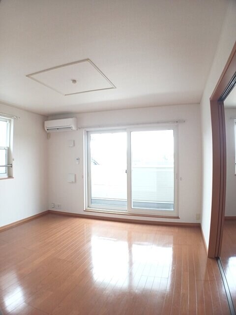 物件内観写真4　(居室・リビング)