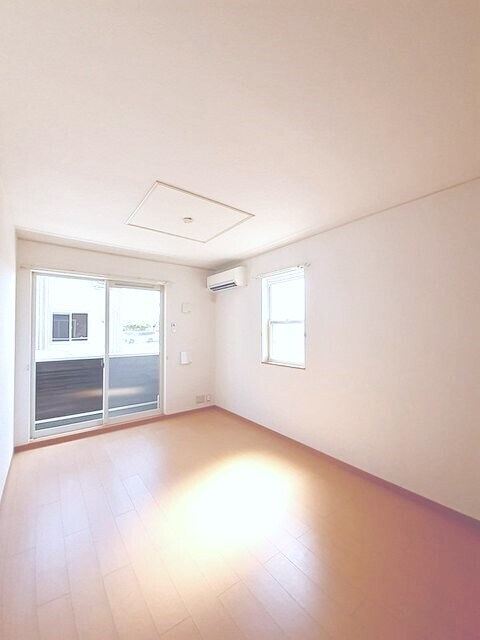 物件内観写真3　(居室・リビング)