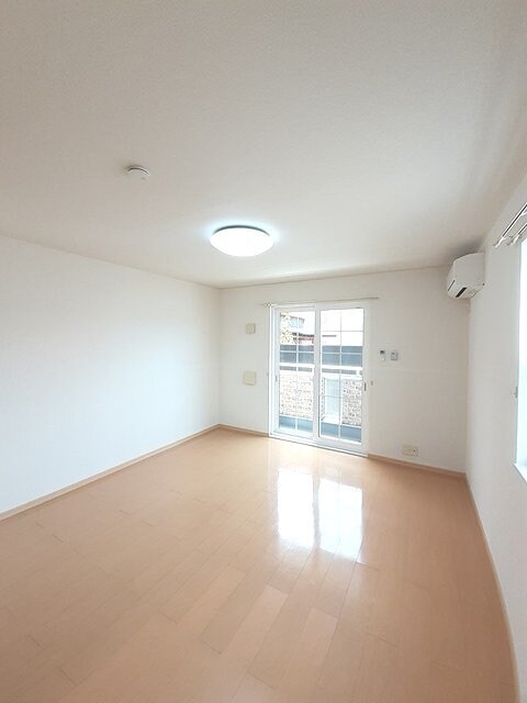 物件内観写真4　(居室・リビング)