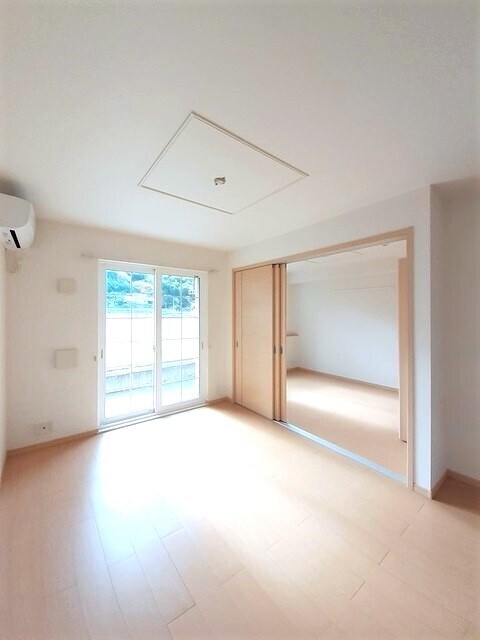 物件内観写真4　(居室・リビング)