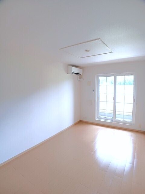 物件内観写真3　(居室・リビング)