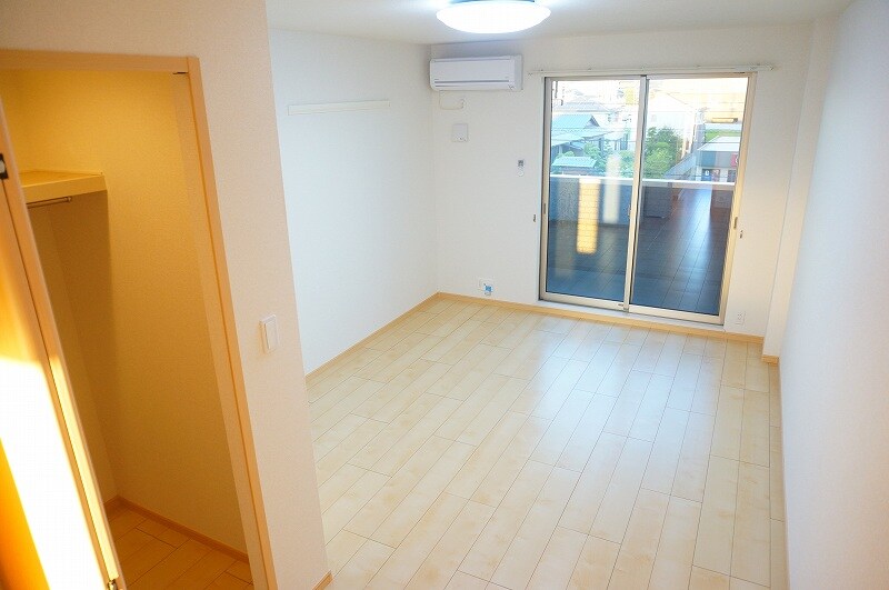 物件内観写真4　(居室・リビング)