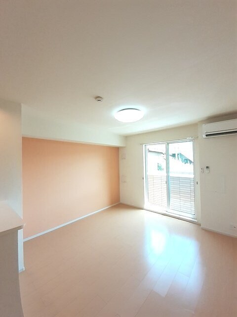 物件内観写真3　(居室・リビング)