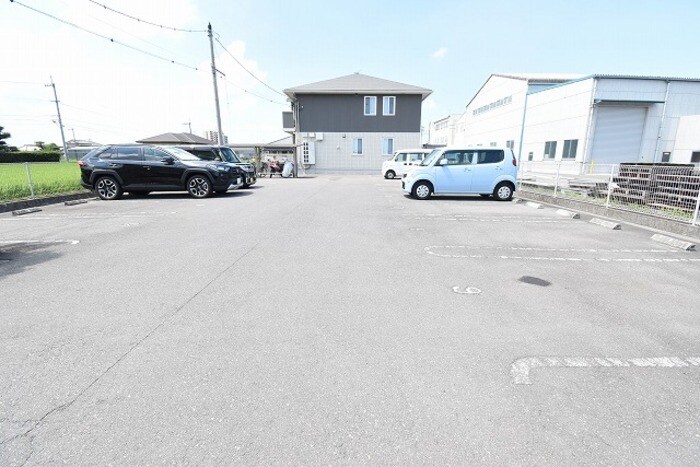 物件外観写真2　(駐車場)