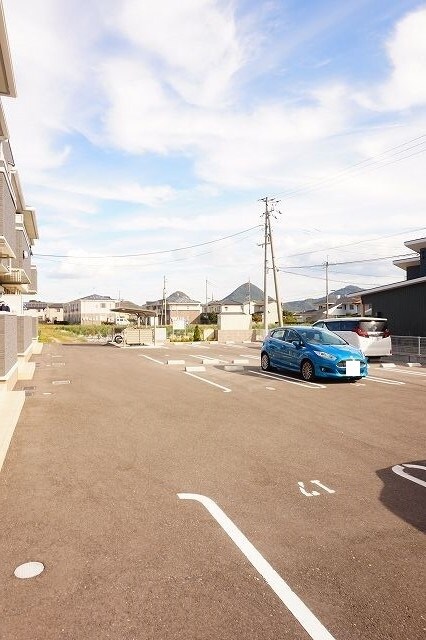 物件外観写真3　(駐車場)