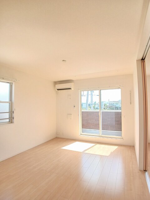 物件内観写真3　(居室・リビング)