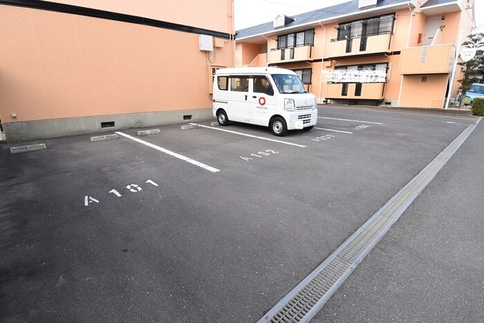 物件外観写真4　(駐車場)