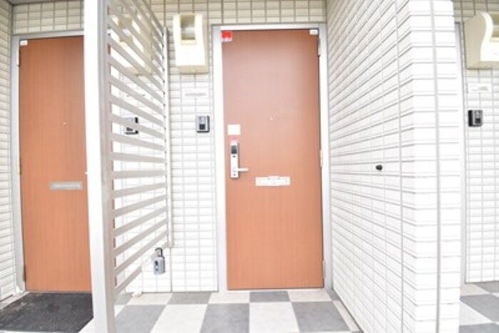 物件外観写真2　(玄関)