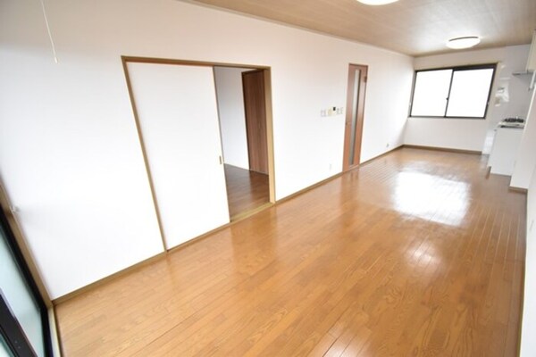 居室(ＬＤＫ１３．５帖～南洋室６帖)