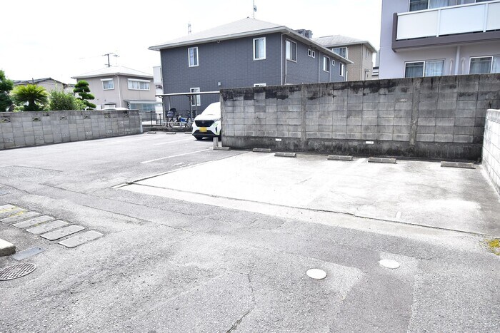 物件外観写真3　(駐車場)