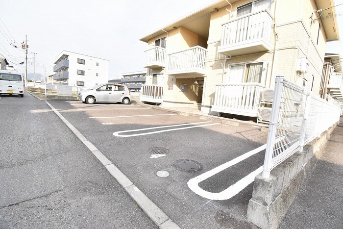 物件外観写真2　(駐車場)