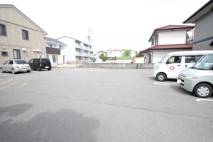 物件外観写真2　(駐車場)