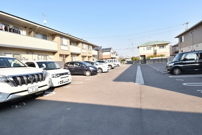 物件外観写真2　(駐車場)