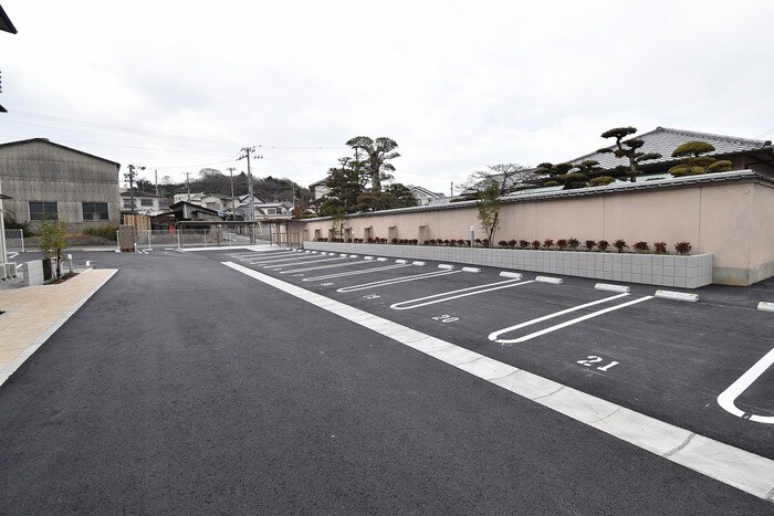 物件外観写真2　(駐車場)