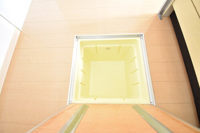 物件内観写真11　(床下収納)