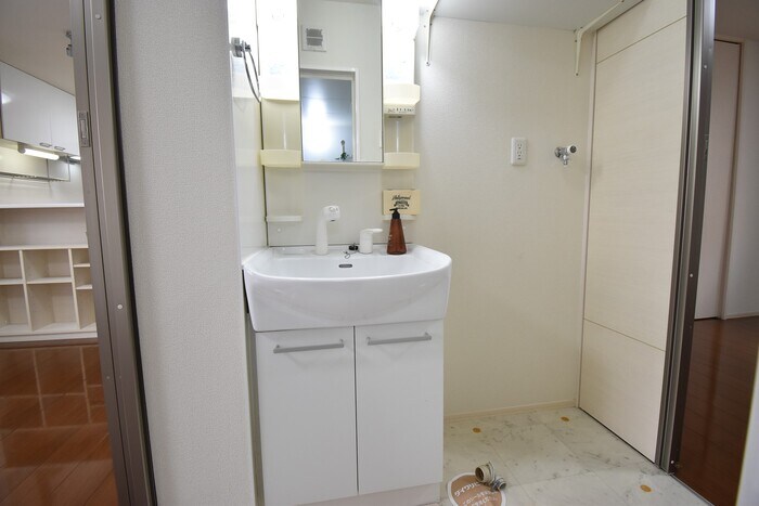 物件内観写真7　(洗髪洗面化粧台・室内洗濯機置場)