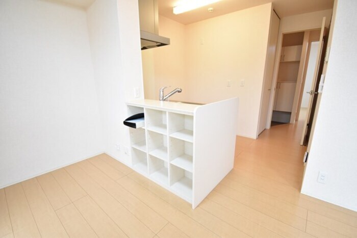 物件内観写真12　(キッチンカウンター下収納)