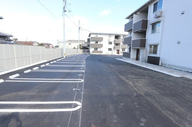 物件外観写真3　(駐車場)