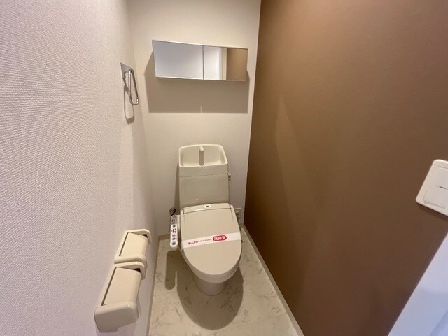 物件内観写真8　(シャワー付トイレ)