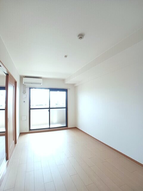 物件内観写真8　(居室・リビング)