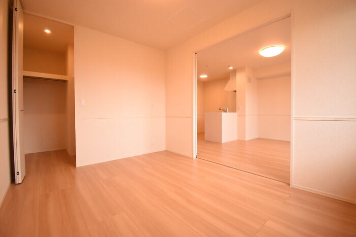 物件内観写真8　(洋室6.0帖)