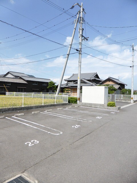 物件外観写真3　(駐車場)