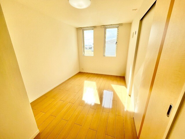 物件内観写真9　(南側洋室)