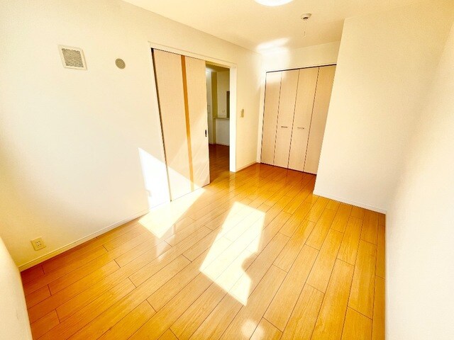 物件内観写真10　(南側洋室)