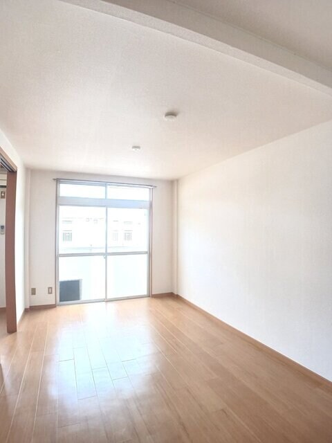 物件内観写真8　(居室・リビング)