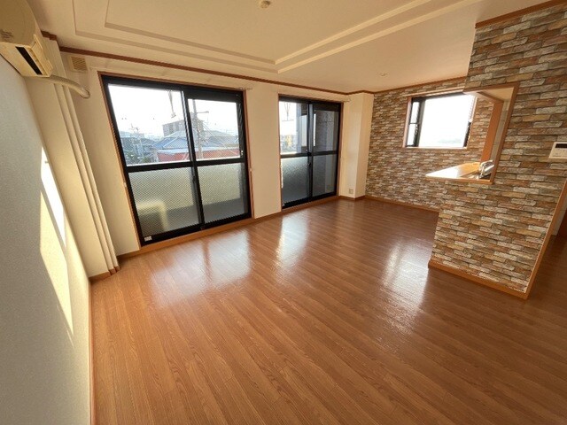 物件内観写真3　(リビング)