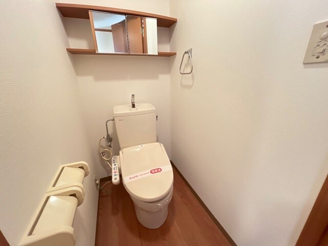 物件内観写真6　(シャワー付トイレ)