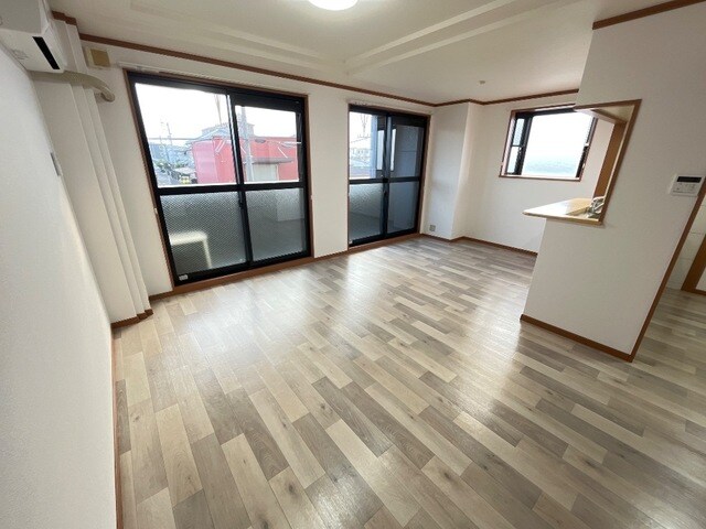 物件内観写真3　(リビング)