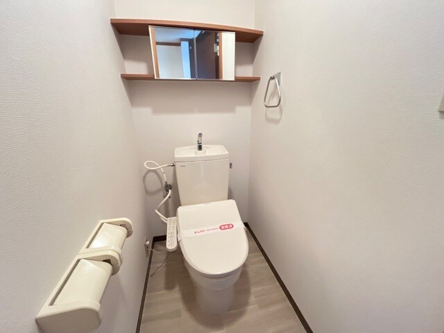 物件内観写真6　(シャワー付トイレ)