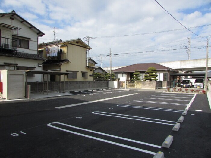 物件外観写真2　(駐車場)
