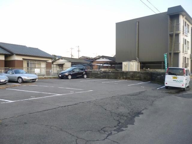 物件外観写真2　(駐車場)