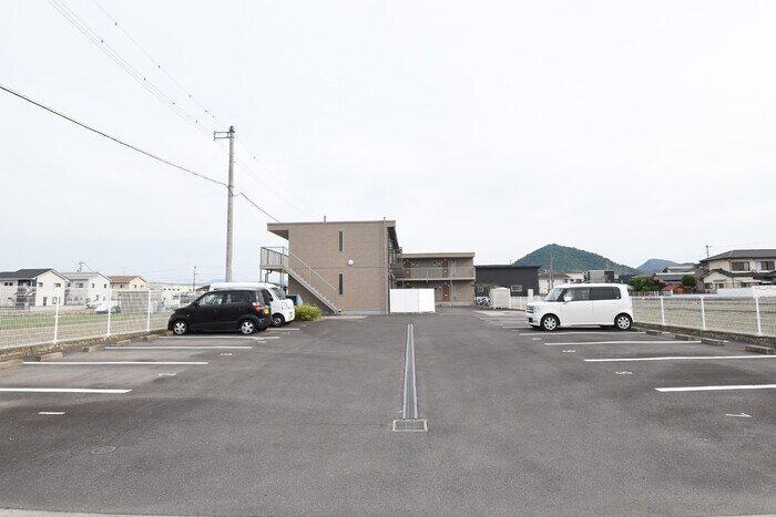 物件外観写真2　(駐車場)