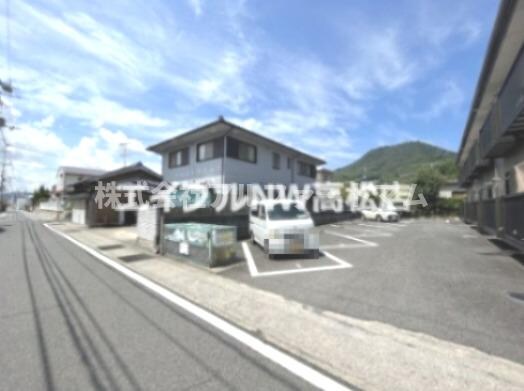 物件外観写真2　(駐車場)