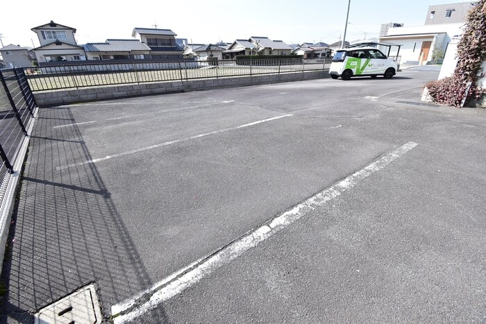 物件外観写真2　(駐車場)