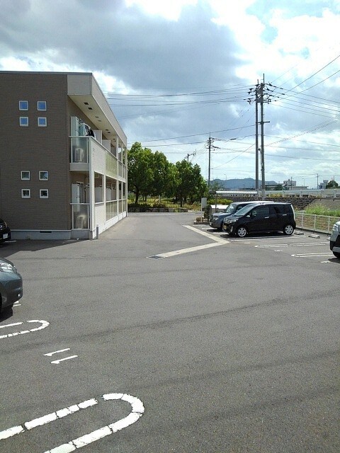 物件外観写真3　(駐車場)