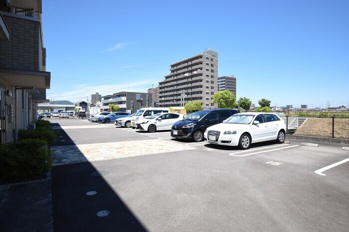 物件外観写真2　(駐車場)