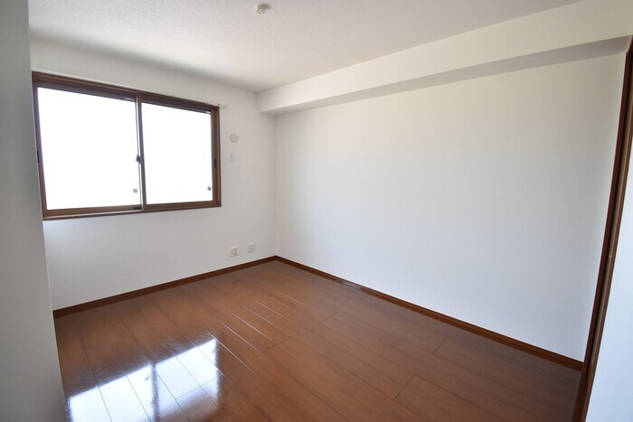 物件内観写真10　(洋室6．5帖)