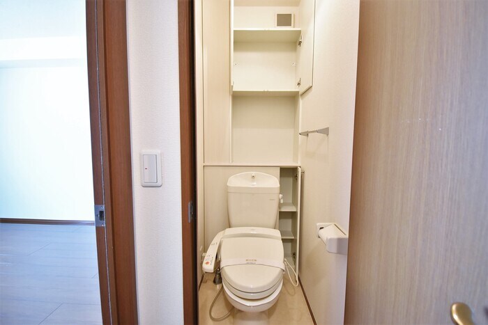 物件内観写真12　(トイレ収納)