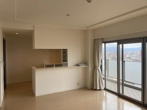 物件内観写真4　(居室・リビング：リビング（原状回復工事後2025/9）)