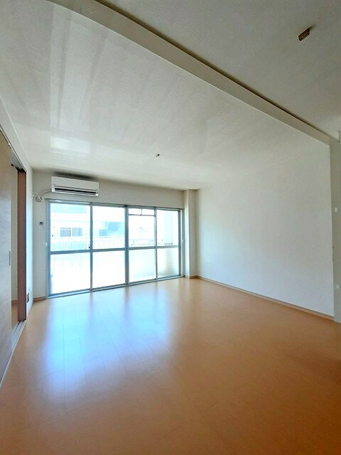 物件内観写真4　(居室・リビング)