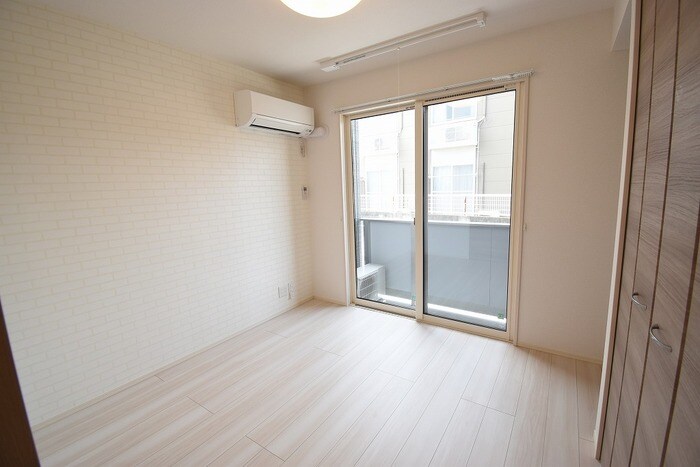 物件内観写真9　(洋室5帖)