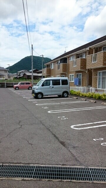 物件外観写真3　(駐車場)