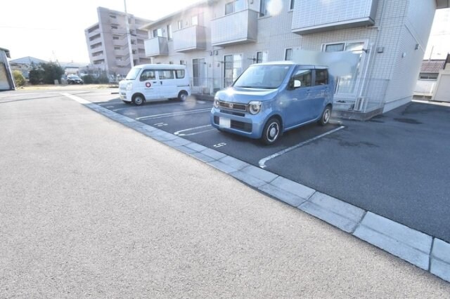 物件外観写真2　(駐車場)