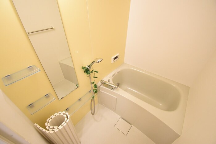 物件内観写真5　(追い焚き機能付きユニットバス)